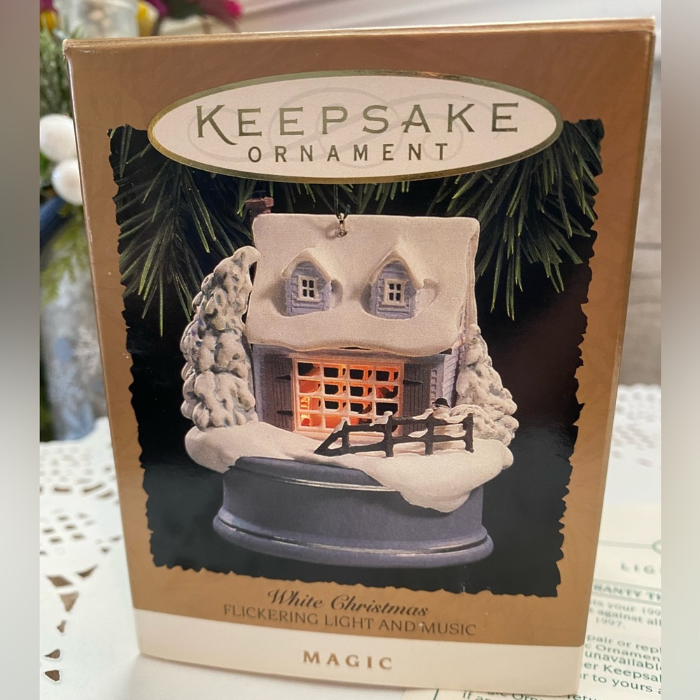 🎄HALLMARK “WHITE CHRISTMAS” KEEPSAKE ORNAMENT. RARE & RETIRED! DATED 1994!